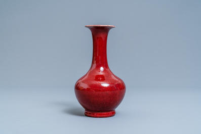 Een Chinese flesvormige monochrome sang-de-boeuf-geglazuurde vaas, 19e eeuw