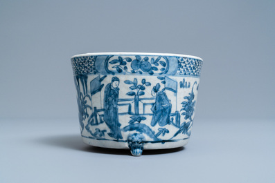 Een Chinese blauw-witte driepotige Swatow wierookbrander, Ming