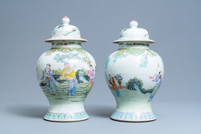 Twee Chinese famille rose dekselvazen, Qianlong merk, 19/20e eeuw