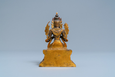 Une figure de Bouddha en bronze dor&eacute; et incrust&eacute;, Chine, 18/19&egrave;me