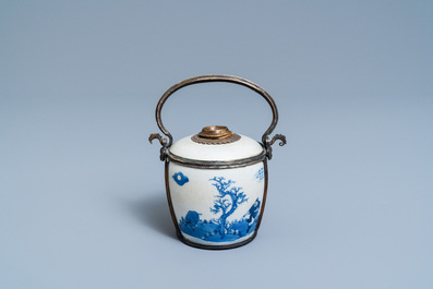 Een Chinese blauw-witte 'Bleu de Hue' waterpijp voor de Vietnamese markt, 19e eeuw
