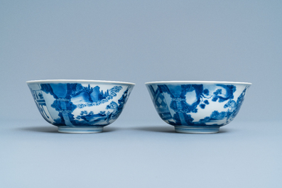 Een paar Chinese blauw-witte 'Xi Xiang Ji' kommen, Jiajing merk, Kangxi