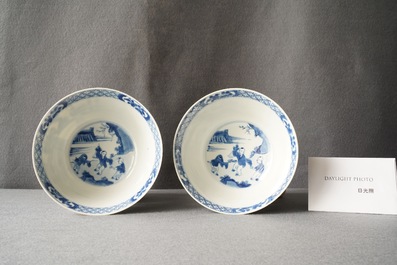 Une paire de bols en porcelaine de Chine en bleu et blanc &agrave; d&eacute;cor de sc&egrave;nes du 'Xi Xiang Ji', Kangxi