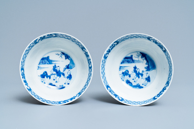 Une paire de bols en porcelaine de Chine en bleu et blanc &agrave; d&eacute;cor de sc&egrave;nes du 'Xi Xiang Ji', Kangxi