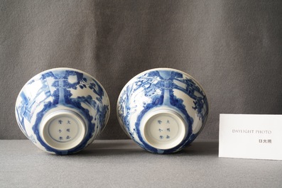 Une paire de bols en porcelaine de Chine en bleu et blanc &agrave; d&eacute;cor de sc&egrave;nes du 'Xi Xiang Ji', Kangxi