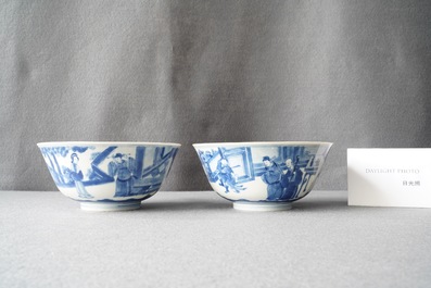 Une paire de bols en porcelaine de Chine en bleu et blanc &agrave; d&eacute;cor de sc&egrave;nes du 'Xi Xiang Ji', Kangxi