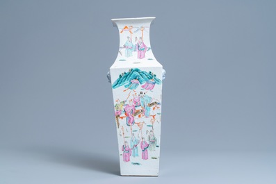 Un vase de forme carr&eacute;e en porcelaine de Chine famille rose, 19&egrave;me