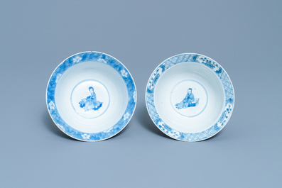 Deux bols de type klapmuts en porcelaine de Chine en bleu et blanc, Kangxi