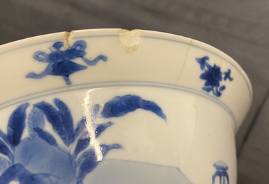 Deux bols de type klapmuts en porcelaine de Chine en bleu et blanc, Kangxi