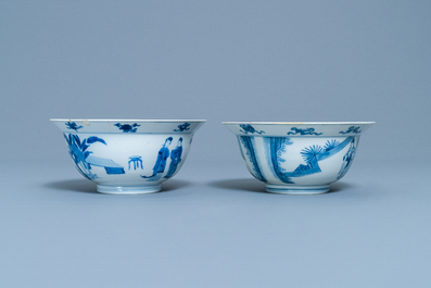 Deux bols de type klapmuts en porcelaine de Chine en bleu et blanc, Kangxi