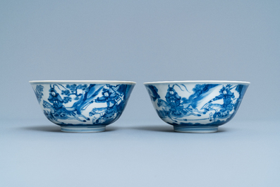 Une paire de bols en porcelaine de Chine en bleu et blanc &agrave; d&eacute;cor de sc&egrave;nes du 'Xi Xiang Ji', Kangxi