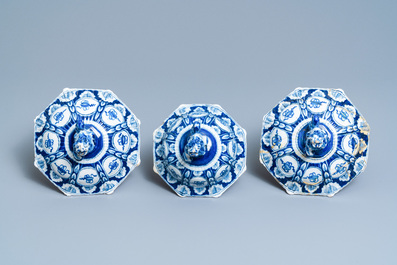 Une garniture de trois vases couverts en fa&iuml;ence de Delft en bleu et blanc, 18&egrave;me