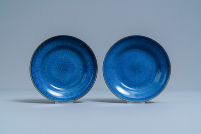 Une paire de coupes en porcelaine de Chine bleu monochrome &agrave; fond craquel&eacute;, Jiaqing