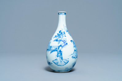 Een Chinese blauw-witte peervormige vaas, Kangxi