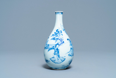 Un vase de forme poireau en porcelaine de Chine en bleu et blanc, Kangxi