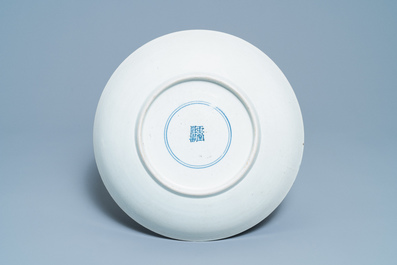 Een Chinese blauw-witte schotel met onsterfelijken, Yu Tang Jia Qi merk, Shunzhi