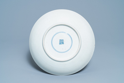 Un plat en porcelaine de Chine en bleu et blanc &agrave; d&eacute;cor d'immortels, marque Yu Tang Jia Qi, Shunzhi