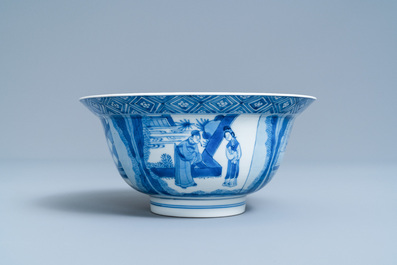 Un bol de type klapmuts en porcelaine de Chine en bleu et blanc &agrave; d&eacute;cor de sc&egrave;nes du 'Xi Xiang Ji', marque et &eacute;poque de Kangxi