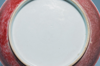 Een Chinees monochroom leverrood bord met onderglazuur decor, Xuande merk, 19/20e eeuw