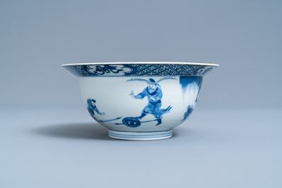 Un bol de type klapmuts en porcelaine de Chine en bleu et blanc &agrave; d&eacute;cor d'une sc&egrave;ne de bataille, marque de Chenghua, Kangxi