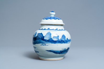 Un pot couvert en porcelaine de Chine en bleu et blanc &agrave; d&eacute;cor d'un paysage, &eacute;poque Transition