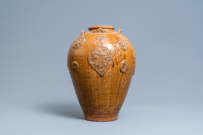 Une jarre de type martaban en gr&egrave;s &eacute;maill&eacute; brun &agrave; d&eacute;cor floral appliqu&eacute;, Qing