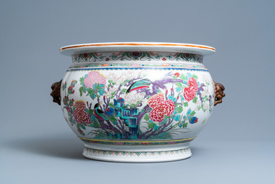 Un grand aquarium rond en porcelaine de style famille rose, Samson, Paris, 19&egrave;me