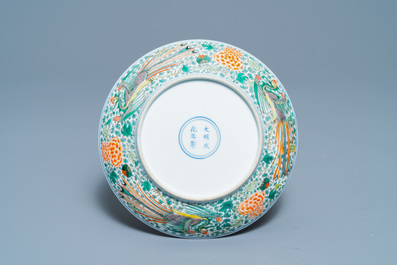Une assiette en porcelaine de Chine famille verte &agrave; d&eacute;cor de deux ph&eacute;nix, Kangxi