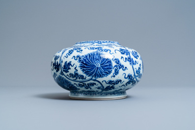 Un vase en porcelaine de Chine en bleu et blanc, marque de Xuande, Kangxi