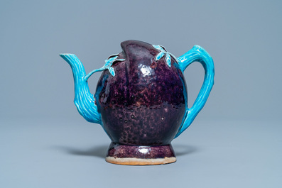 Een Chinese aubergine- en turquoise-geglazuurde perzikvormige cadogan theepot, 18/19e eeuw