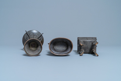 Twee Chinese archa&iuml;sche bronzen vazen en een wierookbrander, 18/19e eeuw