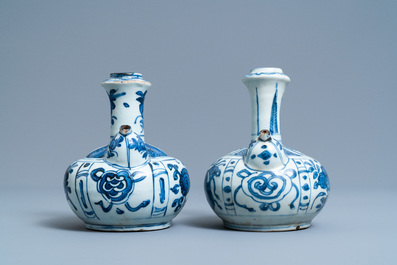 Twee Chinese blauw-witte kendi, Wanli