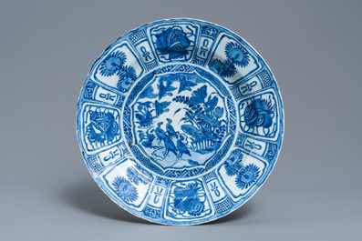 Un plat et deux assiettes en porcelaine de Chine en bleu et blanc de type kraak &agrave; d&eacute;cor de canards, Wanli