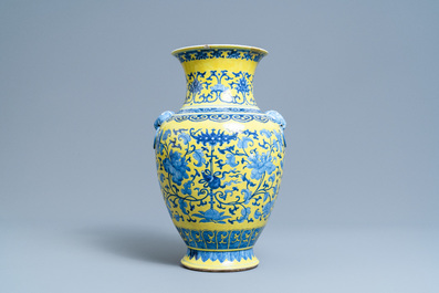 Een Chinese blauw-witte vaas met gele fondkleur, 19e eeuw