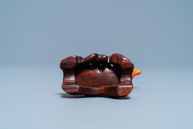 A Chinese carved red coral group of two ladies, 19/20th C.