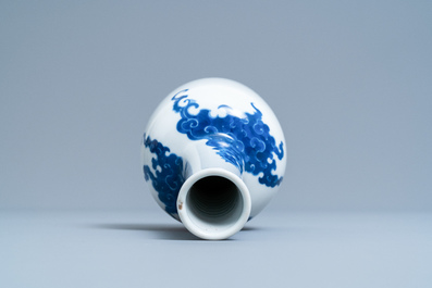 A Chinese blue and white mallet 'phoenix' vase, Kangxi mark, 19/20th C.