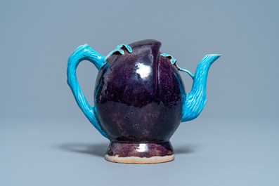 Une th&eacute;i&egrave;re 'cadogan' en forme de p&ecirc;che en porcelaine de Chine &eacute;maill&eacute;e aubergine et turquoise, 18/19&egrave;me