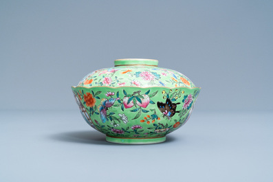 Un bol couvert en porcelaine de Chine famille rose &agrave; fond vert, marque et &eacute;poque de Daoguang