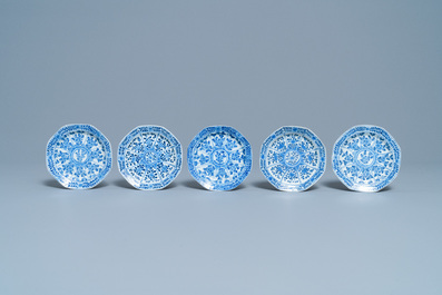 Cinq tasses et soucoupes en porcelaine de Chine en bleu et blanc, marque de Kangxi, 19&egrave;me