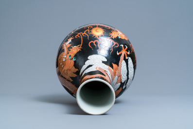 Un vase de forme bouteille en porcelaine de Chine famille noire &agrave; d&eacute;cor de dragons, 19&egrave;me