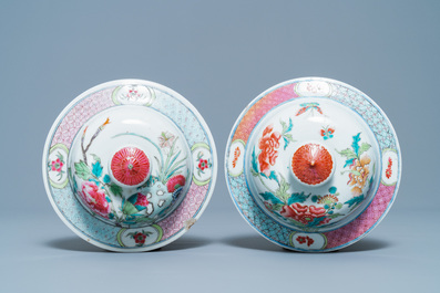 Een paar Chinese famille rose dekselvazen, Qianlong merk, 19e eeuw