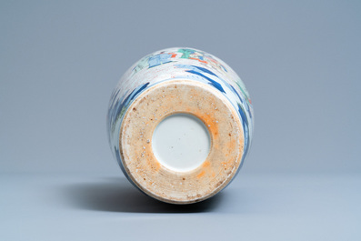 Un vase en porcelaine de Chine wucai &agrave; d&eacute;cor figuratif, 19&egrave;me