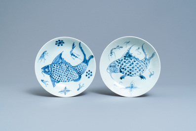 Quatre plats en porcelaine de Chine en bleu et blanc &agrave; d&eacute;cor de carpes, Dehua, 18/19&egrave;me