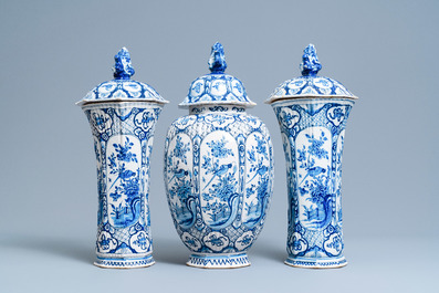 Une garniture de trois vases couverts en fa&iuml;ence de Delft en bleu et blanc, 18&egrave;me