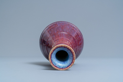 Un vase de forme bouteille en porcelaine de Chine &agrave; &eacute;mail flamb&eacute;, marque de Yongzheng, 19&egrave;me