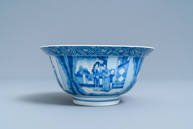 Un bol de type klapmuts en porcelaine de Chine en bleu et blanc &agrave; d&eacute;cor de sc&egrave;nes du 'Xi Xiang Ji', marque et &eacute;poque de Kangxi