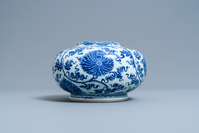 Een Chinese blauw-witte vaas met lotusslingers, Xuande merk, Kangxi