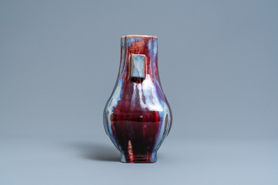 Een Chinese 'hu' vaas met flamb&eacute; glazuur, Qianlong merk, 19/20e eeuw