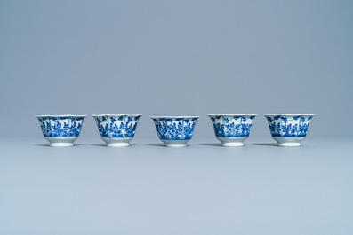 Vijf Chinese blauw-witte koppen en schotels, Kangxi merk, 19e eeuw