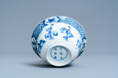 Un bol de type klapmuts en porcelaine de Chine en bleu et blanc &agrave; d&eacute;cor d'une sc&egrave;ne de bataille, marque de Chenghua, Kangxi
